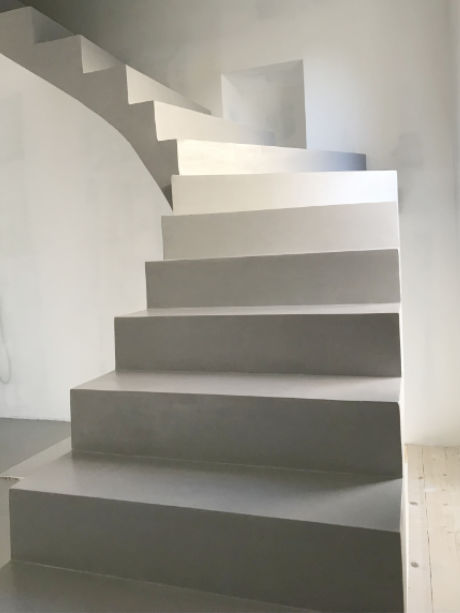 Escalier moderne en béton ciré